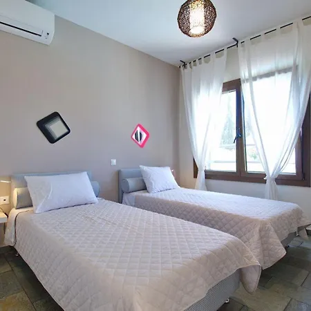 Trapezaki Sleeps 6 * 트라페자키