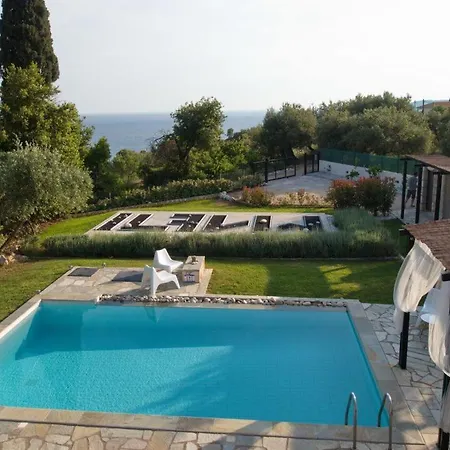 Trapezaki Sleeps 6 빌라