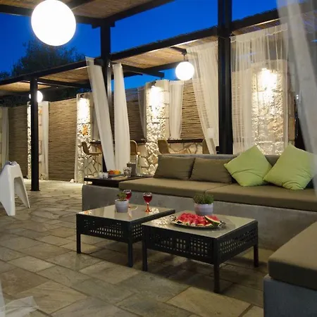 Trapezaki Sleeps 6 트라페자키
